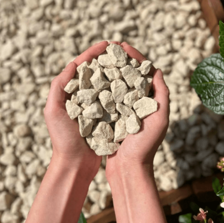 Cotswold Cream Chippings Decorative Gravel Bulk Bag 20mm - Armstrong Cheshire