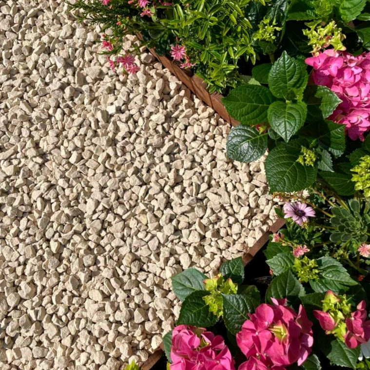 Cotswold Cream Chippings Decorative Gravel Bulk Bag 20mm - Armstrong Cheshire