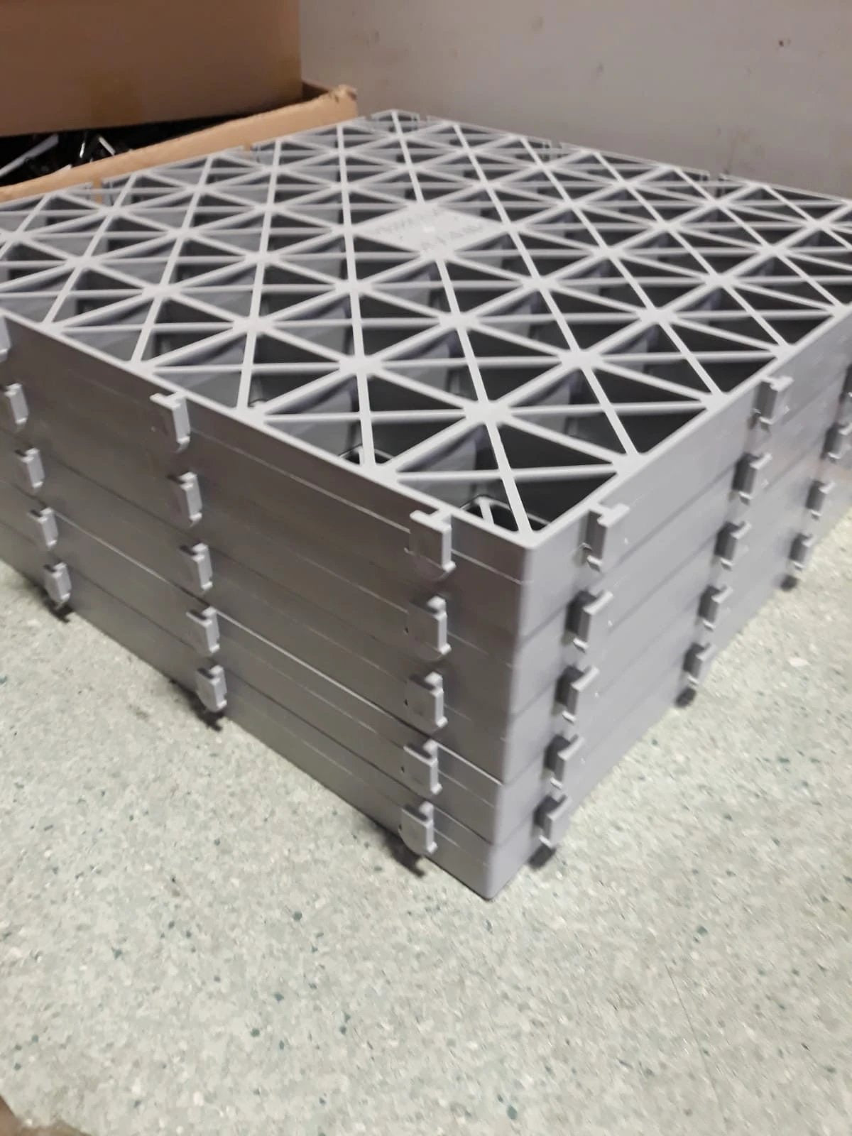 Gravel Grids Modular Permeable Containment System 500mm By 500mm By 40mm For Angular And Decorative Aggregate 5 To 35 Mm - Armstrong Cheshire